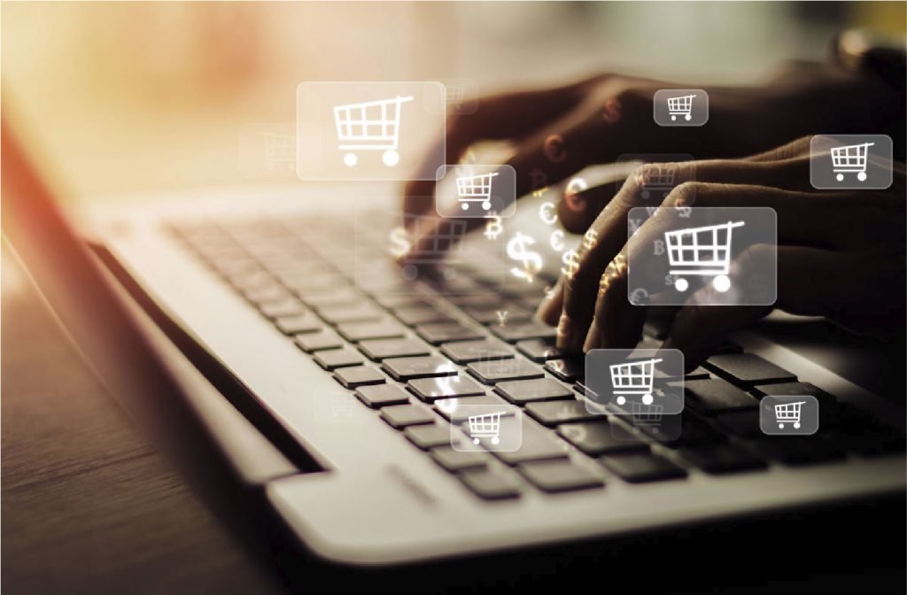 Persona controlando el eCommerce de su empresa