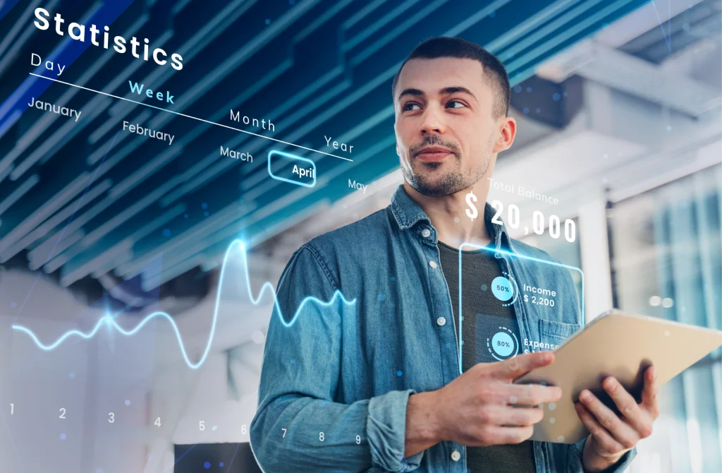 Hombre con tableta revisando como optimizar sus fuerzas de venta
